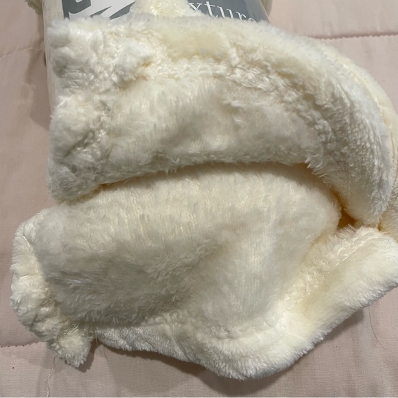 NEW VCNY Textured Blanket 50"× 60" - Picture 2 of 6